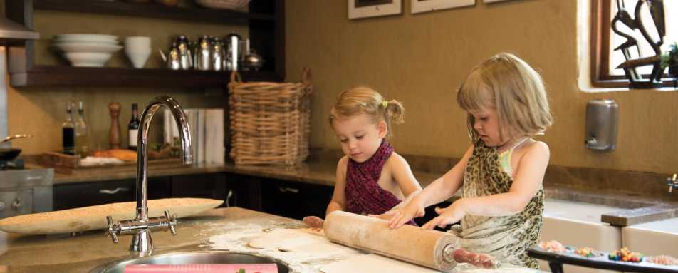 Kids cooking - Little Madikwe Hills