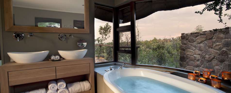Executive Suite bathroom - Mhondoro Game Lodge