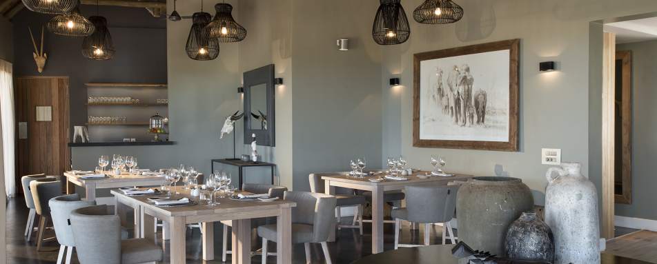 Lodge dining area - Mhondoro Game Lodge