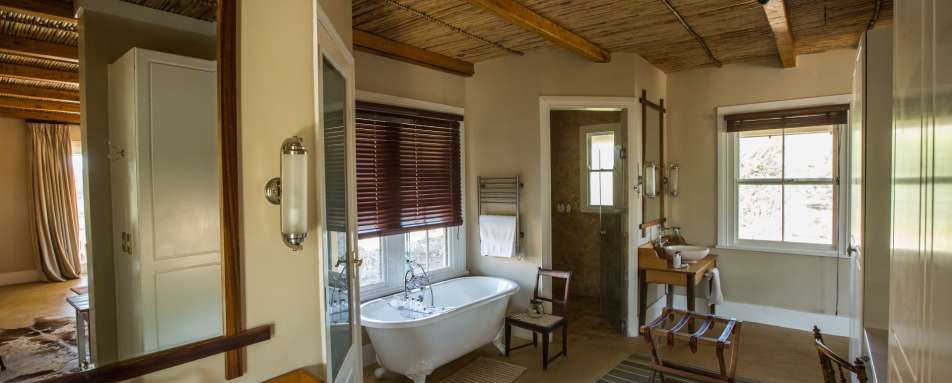 Honeymoon Suite bathroom 