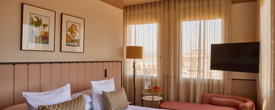 Deluxe Corner Room King Bed 