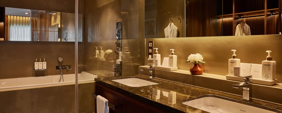 Grand Suite Bathroom 