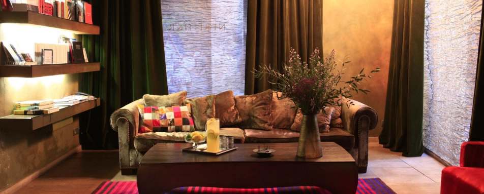 Library - Hotel Neri