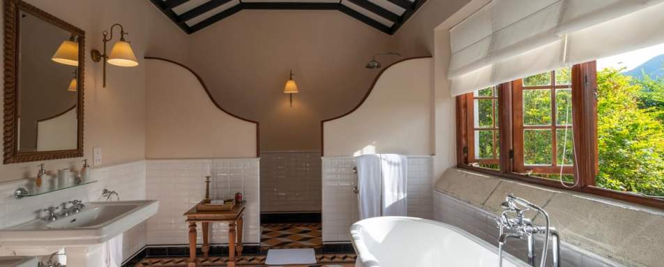 Large Bathroom - Ceylon Tea Trails  