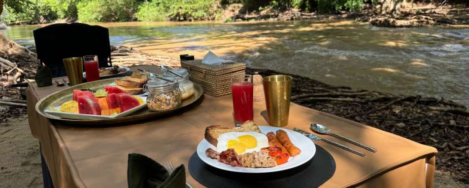 Breakfast by the river - Kumana Under Canvas 
