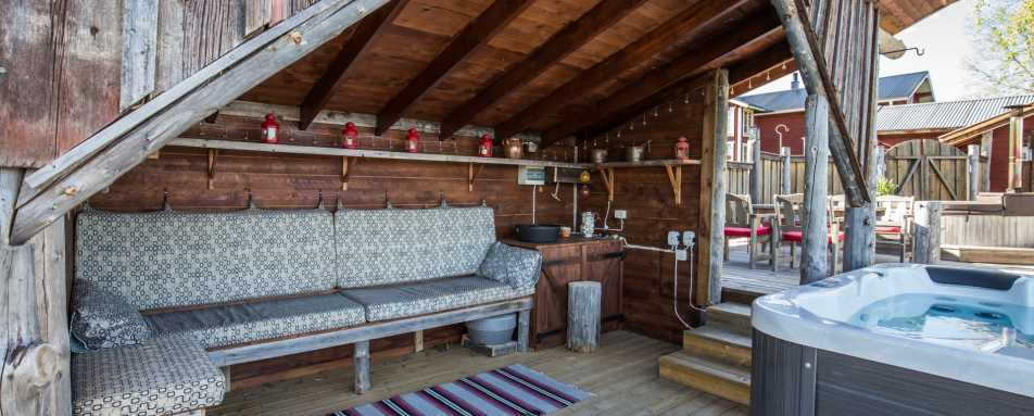 Lounge area by hot tub