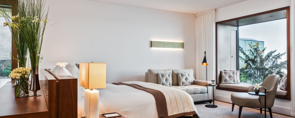 Contempory Lake view 