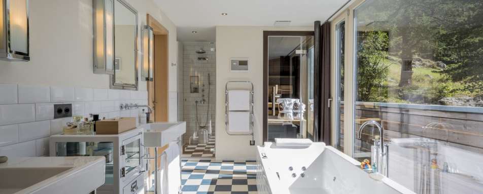 Owner's Lodge bathroom - Cervo Mountain Resort Summer