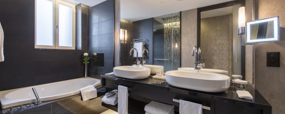 Junior Suite Bathroom 