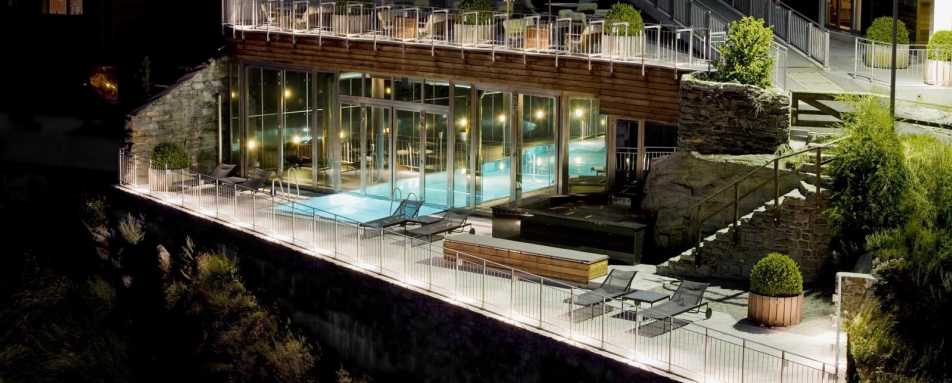 Outdoor pool and jacuzzi - The Omnia