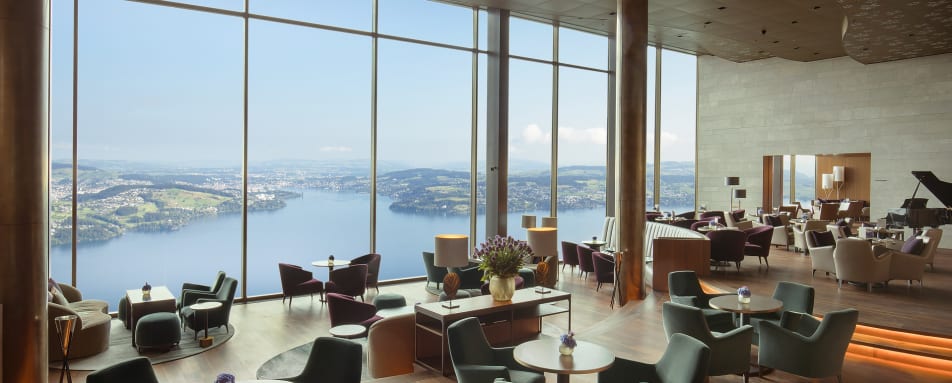 Lake view bar and cigar lounge 