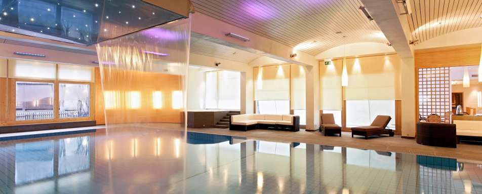 Spa, pool and waterfall - Zermatterhof