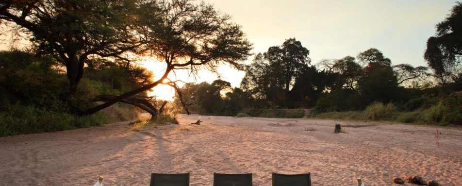 Riverbed dining - Jongomero