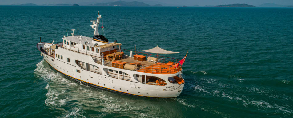Camara C boat medium shot  