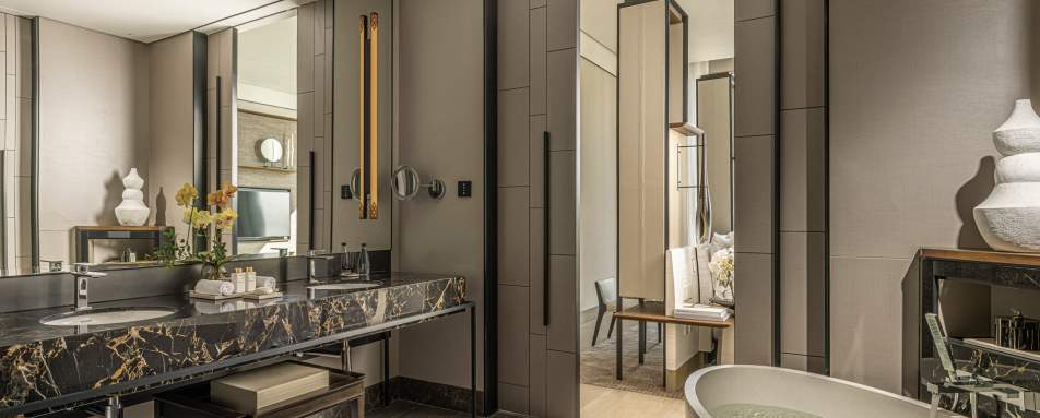 Ensuite Bathroom - Four Seasons Hotel Bangkok 