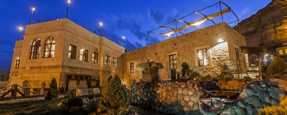 Main restaurant and fountain 