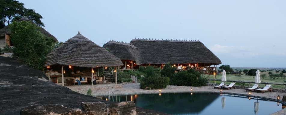 Lodge and pool at dusk - Apoka Lodge