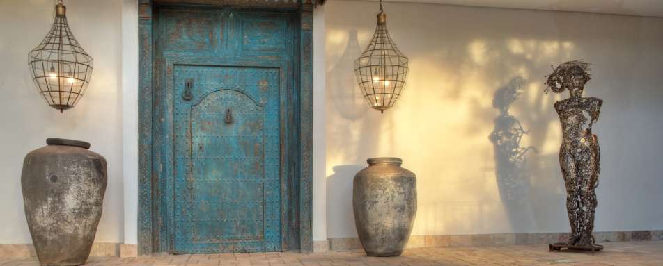 Latitude 0 side entrance  