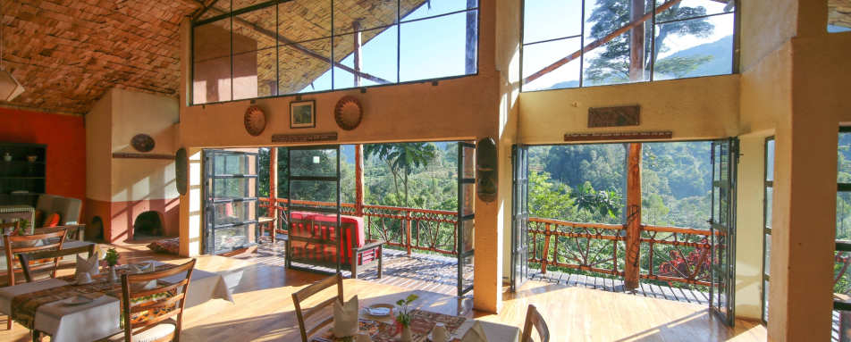 Restaurant and lounge - Mahogany Springs Safari Lodge