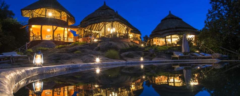 Lodge and pool by night - Mihingo Lodge