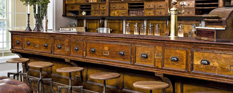 The antique bar - 506 On the River