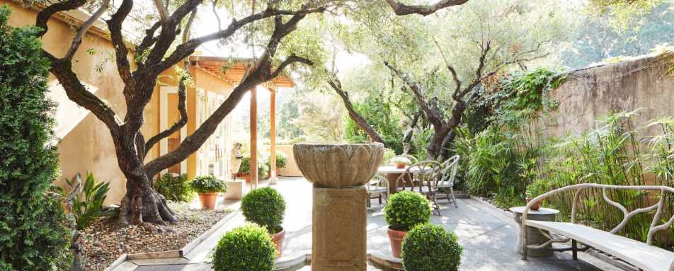 Guest Reception Courtyard - Auberge du Soleil