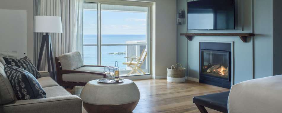Premium Oceanfront Guestroom with Fireplace - Cliff House