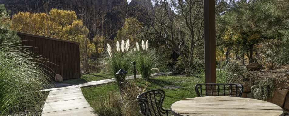 Outdoor Patio - Cliffrose Lodge 