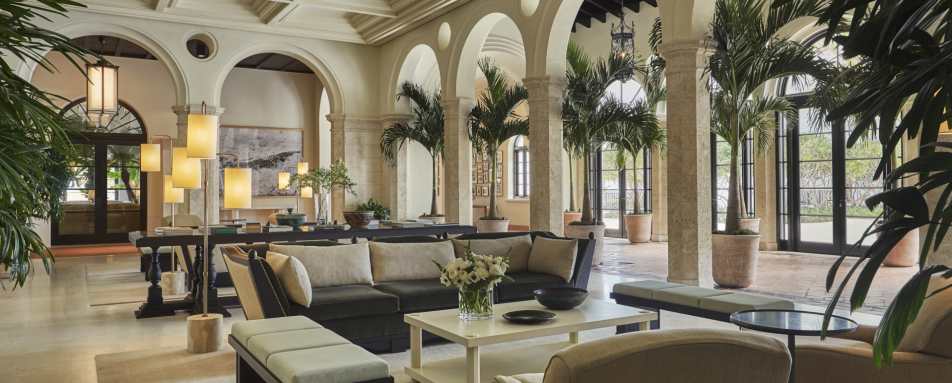 Lobby Bar Area - Four Seasons at the Surf Club