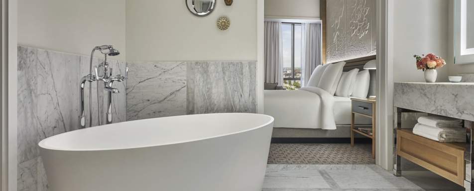 Premier River/ City View King  Bathroom 