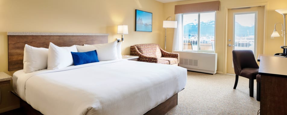 Deluxe King Harbor Balcony Room 