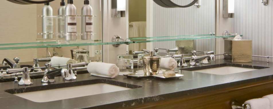 Deluxe King Bathroom - Jerome