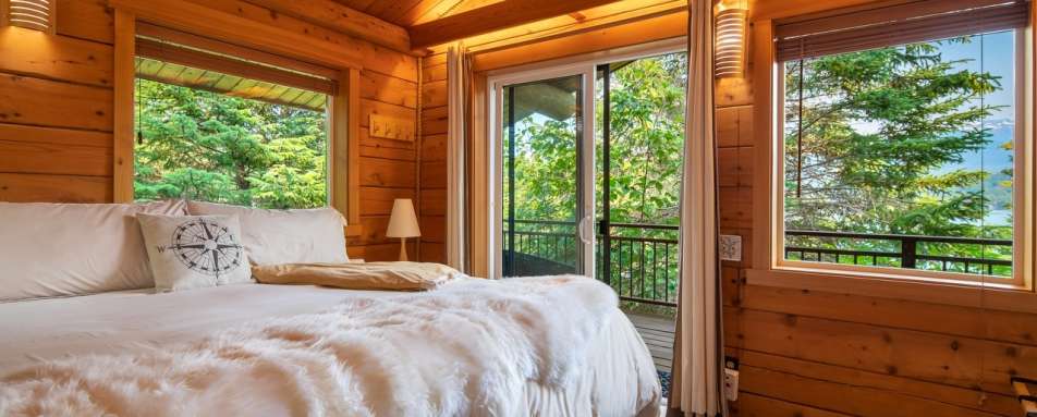 Stillpoint Lodge Cabin bed 