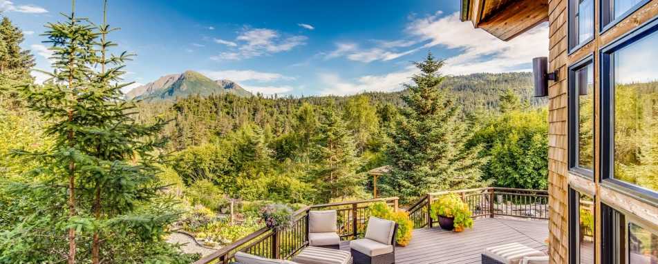 Stillpoint Lodge Lodge Deck 