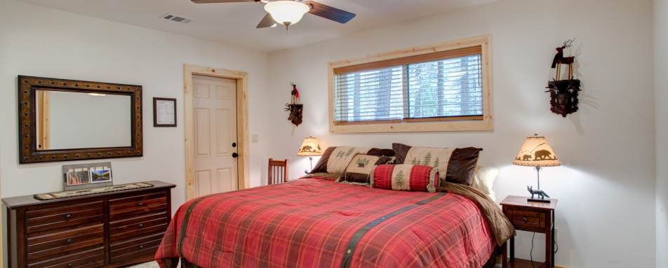 Cabin bedroom - The Redwoods in Yosemite 