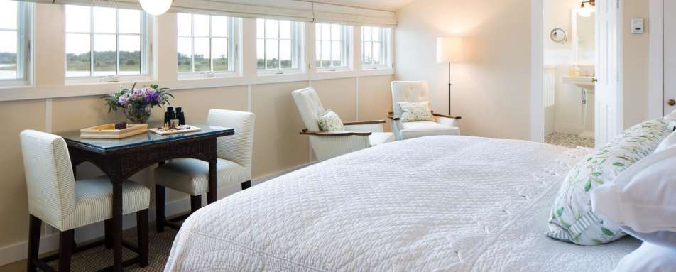 Pondview deluxe room - Weekapaug Inn