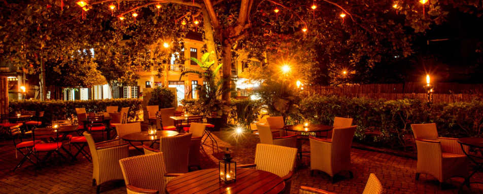 Heritage Bar Courtyard - Anantara Hoi An