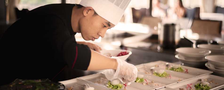 Dining onboard Halong Ginger 