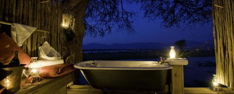 Take a bath under the African night sky - Rukomechi Camp