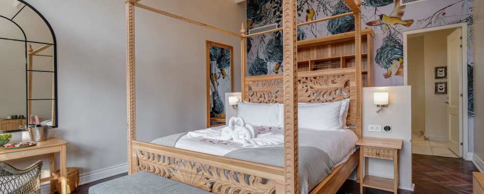 Honeymoon Suite - bedroom  