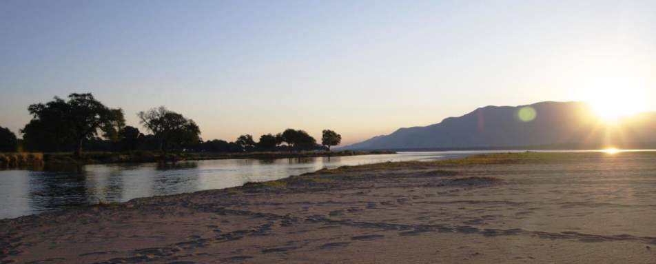 Sunrise on the Zambezi - Zimbabwe in style