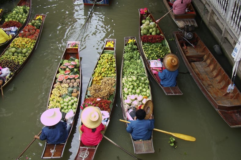 Boats heading to Market - Simply Thailand
