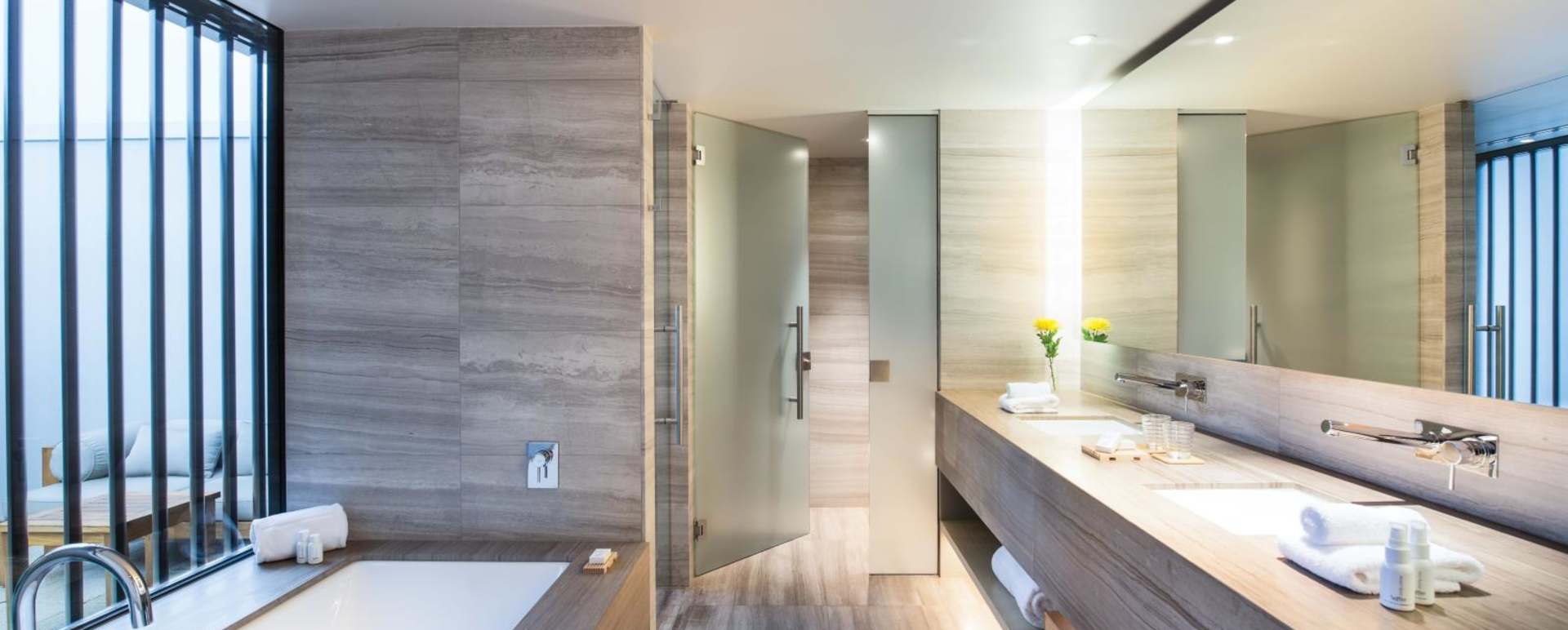 Deluxe Bathroom - Saffire