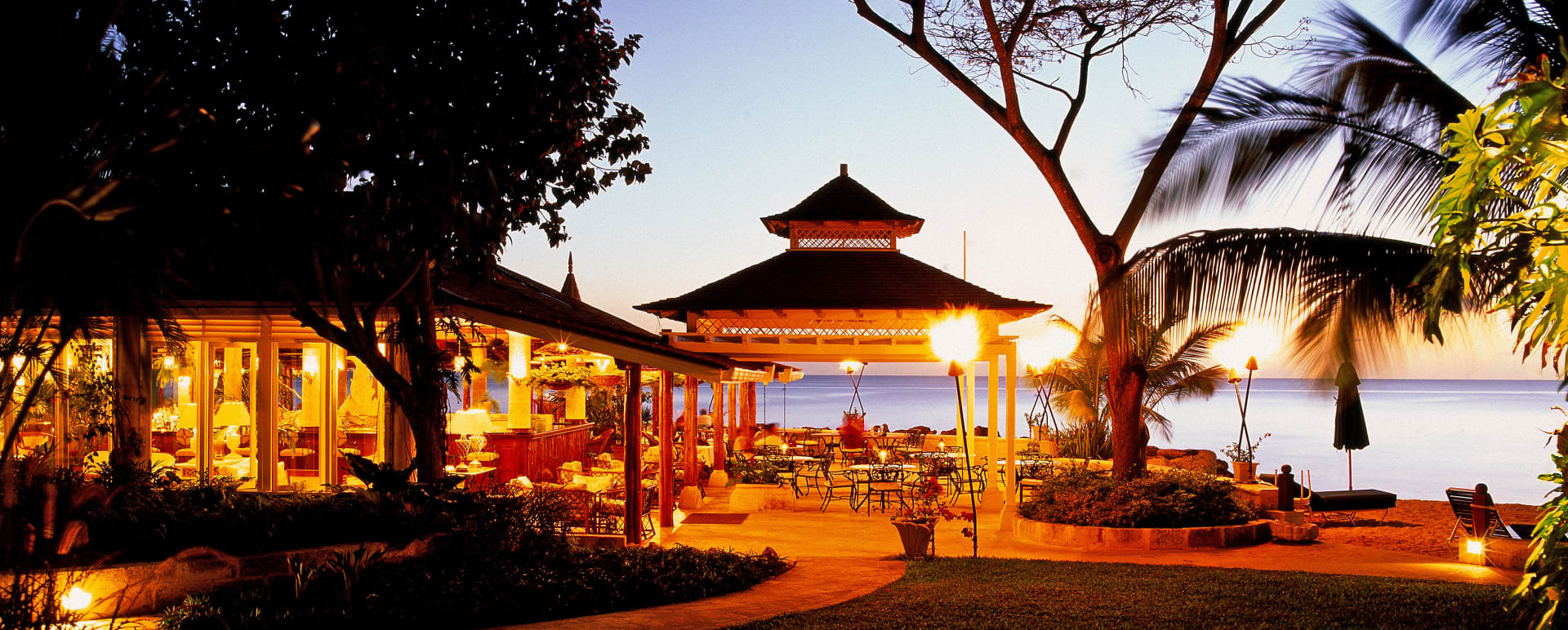 Restaurant by night 