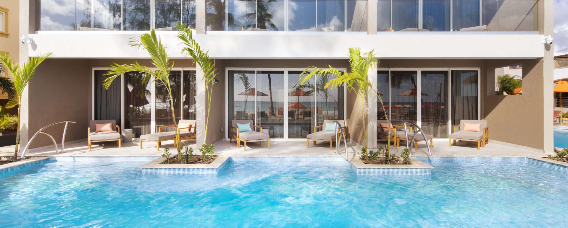 Swim-up suites 