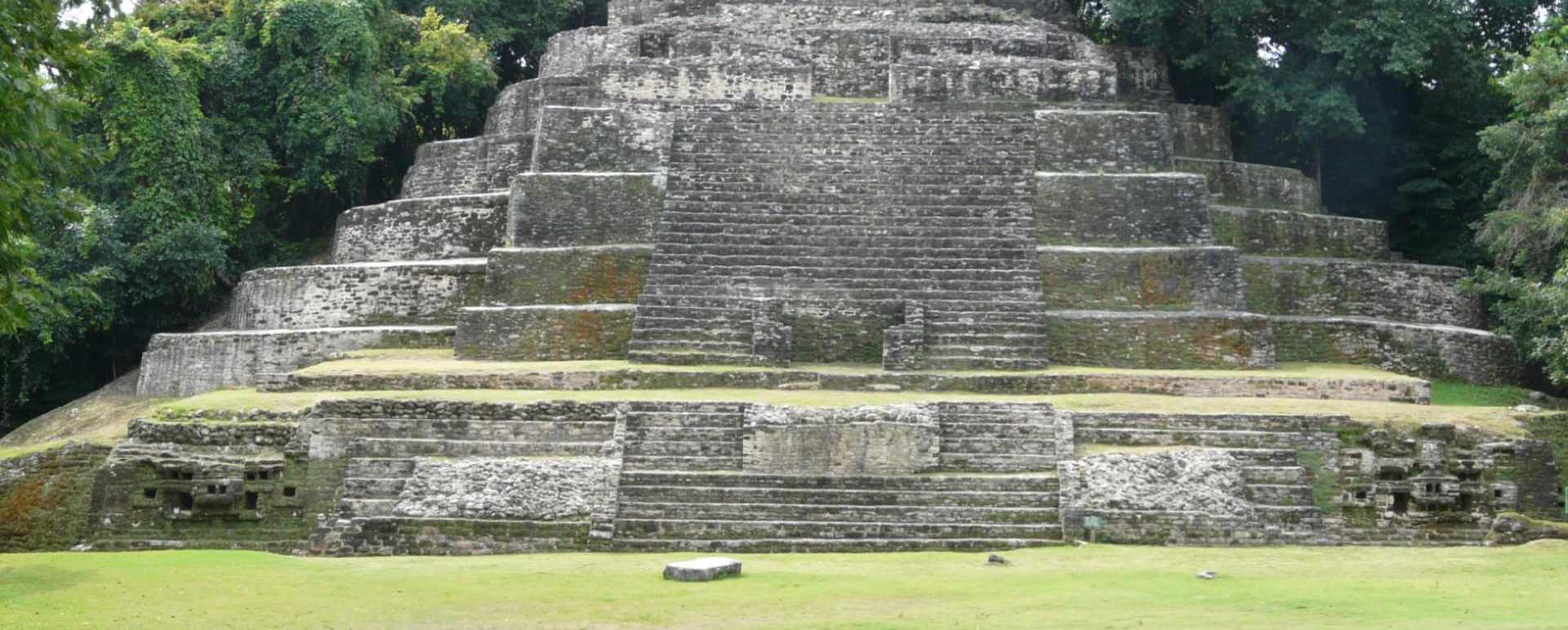 Lamanai Maya pyramid - Lamanai Outpost Lodge