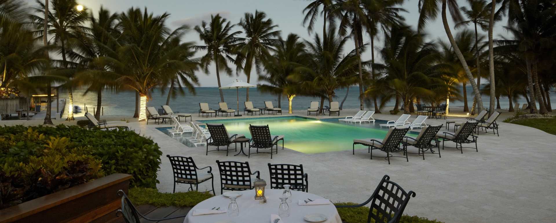 Poolside dining - Victoria House