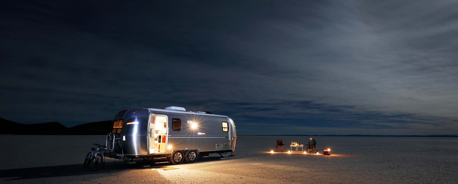 Campfire under the stars - Airstream Uyuni