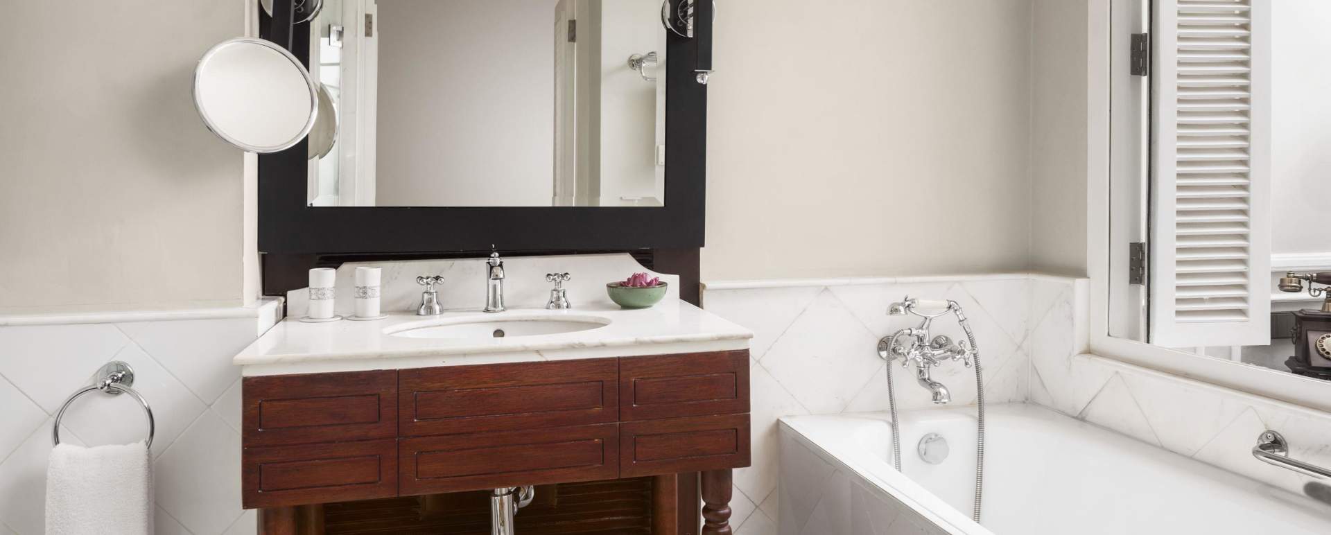 Balcony Suite - Bathroom 