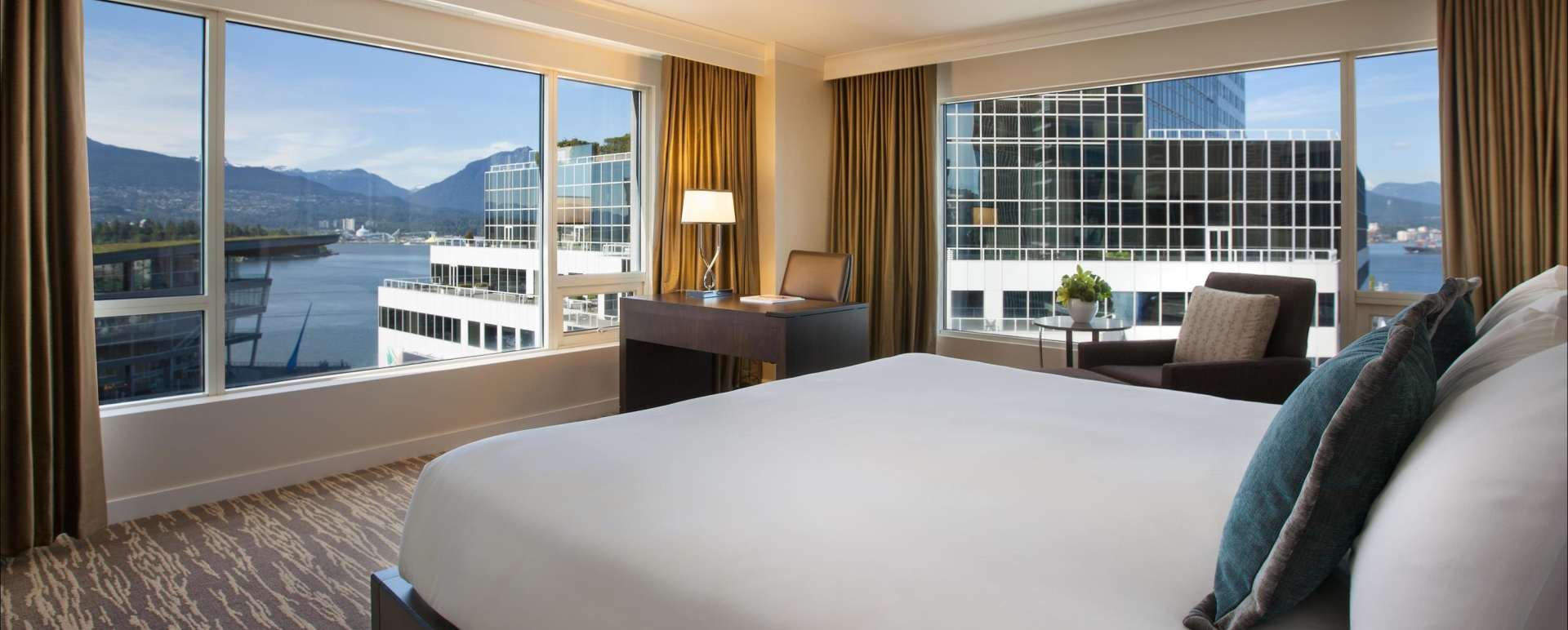Harbour View Corner Room - Fairmont Waterfront Vancouver